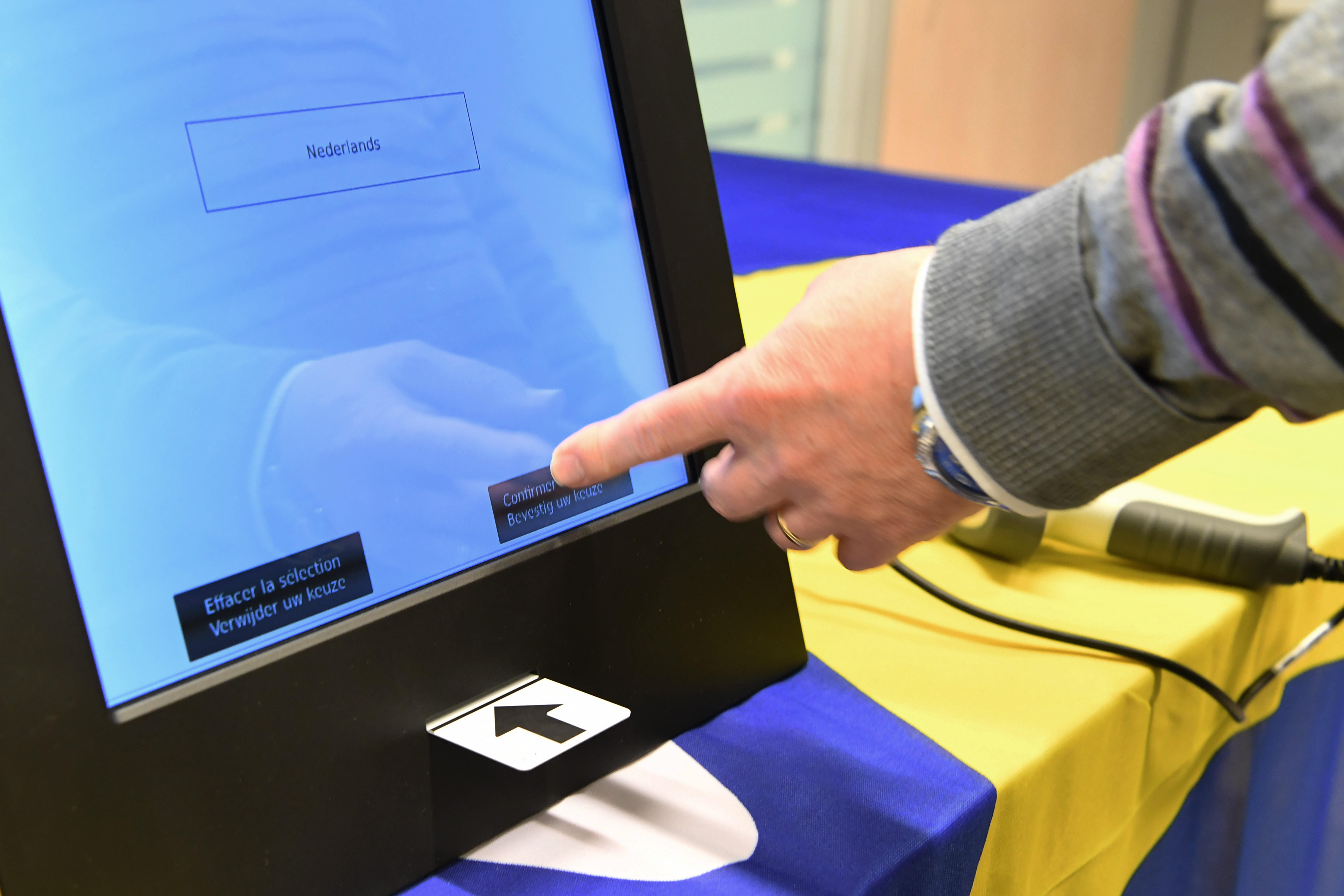 L’électeur émet son vote via l’écran tactile